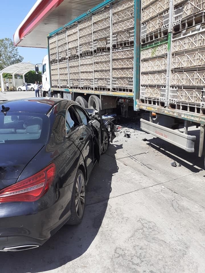 Otomobil, İstasyondan Benzin Alan Kamyonete Çarptı: 1 Yaralı