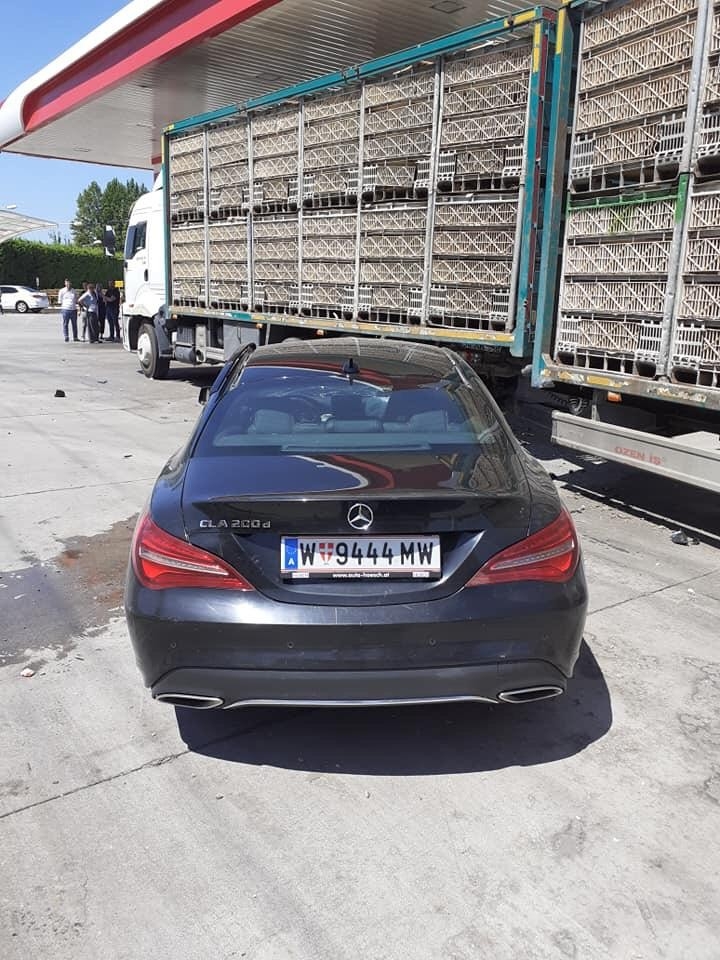 Otomobil, İstasyondan Benzin Alan Kamyonete Çarptı: 1 Yaralı