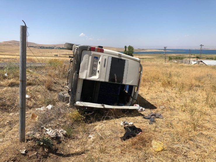 Kaçak Göçmenleri Taşıyan Minibüs Sürücüsü Gözaltında Alındı