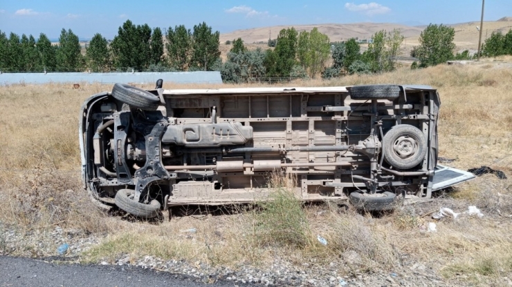 Kaçak Göçmenleri Taşıyan Minibüs Takla Attı: 8 Yaralı