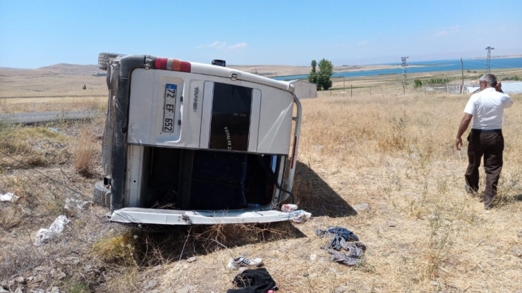 Kaçak Göçmenleri Taşıyan Minibüs Takla Attı: 8 Yaralı