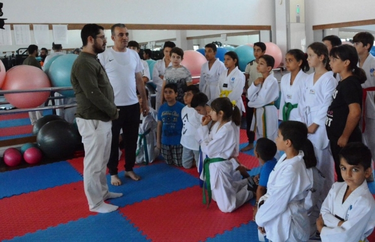 Yunusemre Belediyespor Başkanı Alkan Tekvandocularla Buluştu