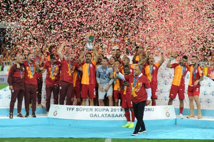 2019 Tff Süper Kupa’nın Şampiyonu Galatasaray Kupayı Kaldırdı