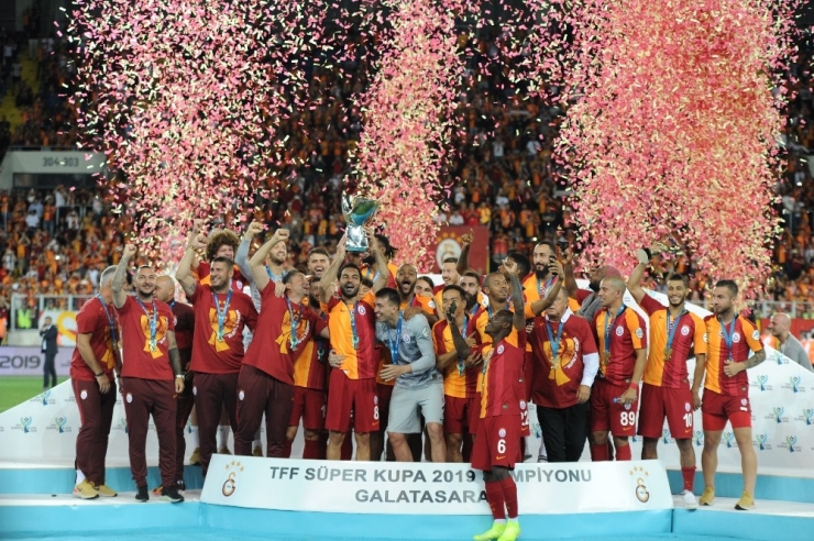 2019 Tff Süper Kupa’nın Şampiyonu Galatasaray Kupayı Kaldırdı