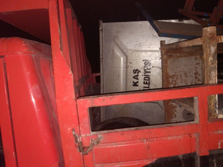 Kaş’ta Konteyner Hırsızı Yakalandı