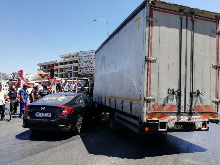 Kırmızı Işık İhlali Kaza Getirdi; 1 Yaralı