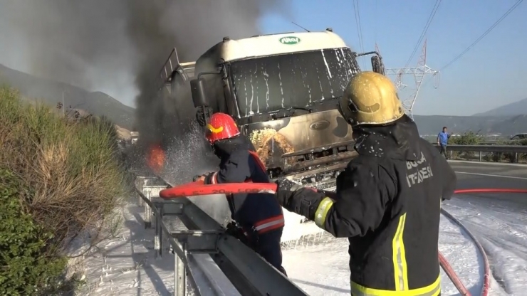 Tanker Otoyolda Yandı, Alevler Ağaçlık Alana Sıçradı
