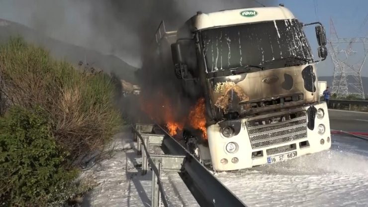 Tanker Otoyolda Yandı, Alevler Ağaçlık Alana Sıçradı