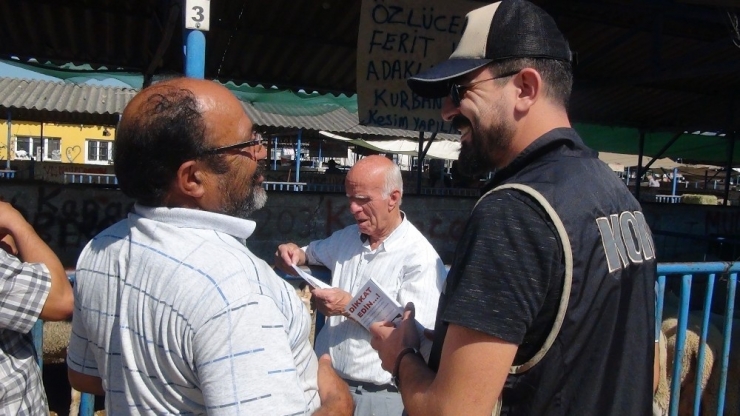 Polis Önce Sahte Parayı Anlattı, Ardından Kep Çıkarıp El Öptü