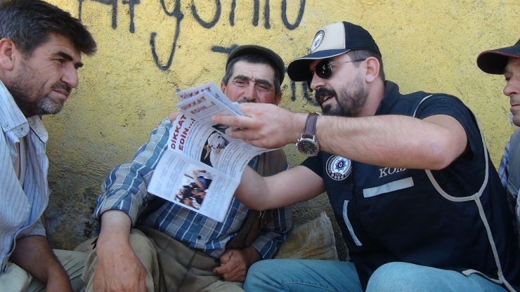 Polis Önce Sahte Parayı Anlattı, Ardından Kep Çıkarıp El Öptü