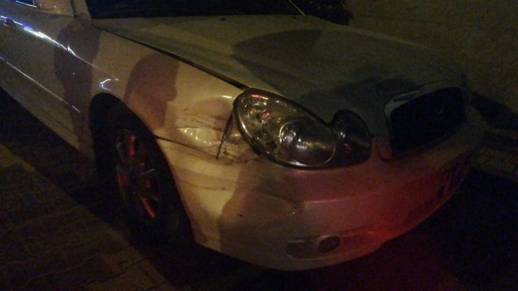 İki Araca Çarpıp Kaçtı, Vatandaşlar Plakasını Alıp Cama Yapıştırdı