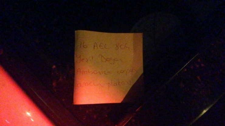 İki Araca Çarpıp Kaçtı, Vatandaşlar Plakasını Alıp Cama Yapıştırdı