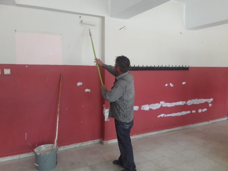Yükümlü, Mahallesindeki Okulu Tek Başına Boyadı