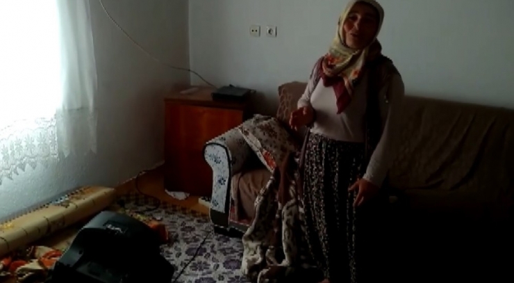 Deprem Yaşlı Kadının Evinde Büyük Hasar Oluşturdu