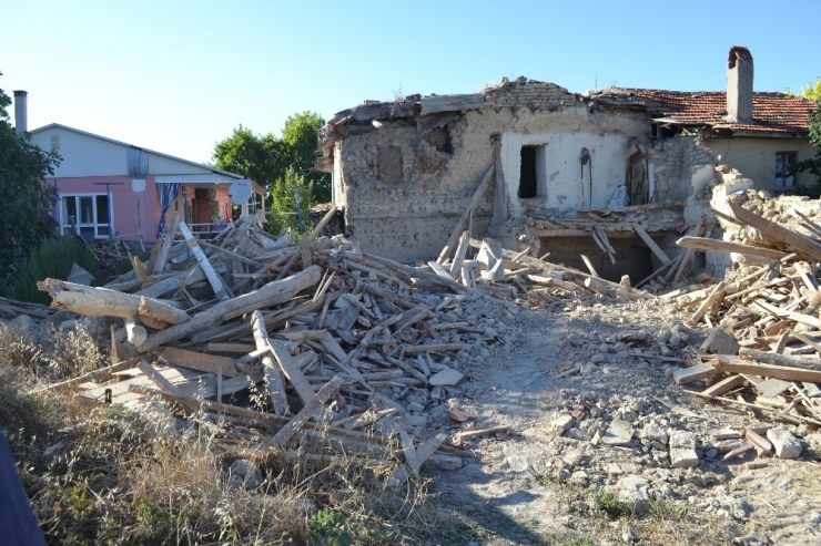 Sarsıntılara Yenik Düşen Ev Adeta Yerle Bir Oldu
