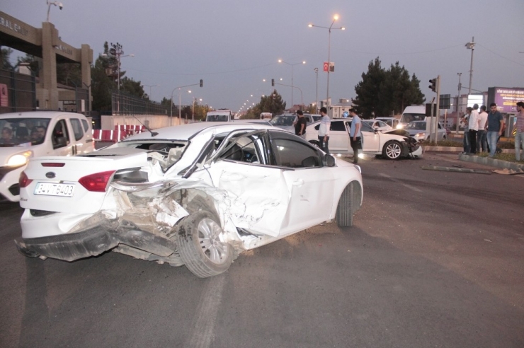 Kırmızı Işık İhlali Kazaya Neden Oldu: 3 Yaralı