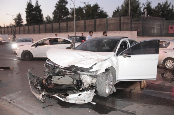 Kırmızı Işık İhlali Kazaya Neden Oldu: 3 Yaralı