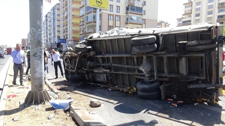 Meşrubat Yüklü Kamyonet Kaza Yapıp Devrildi: 2 Yaralı