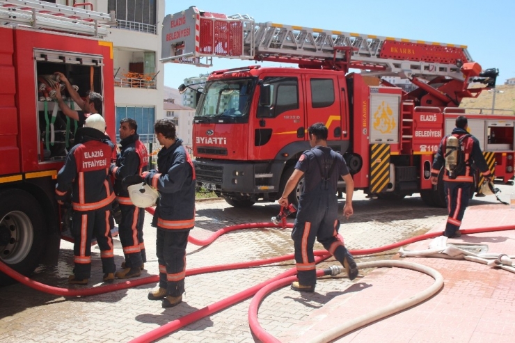 Elazığ’da 12 Katlı Binanın Çatı Katında Yangın