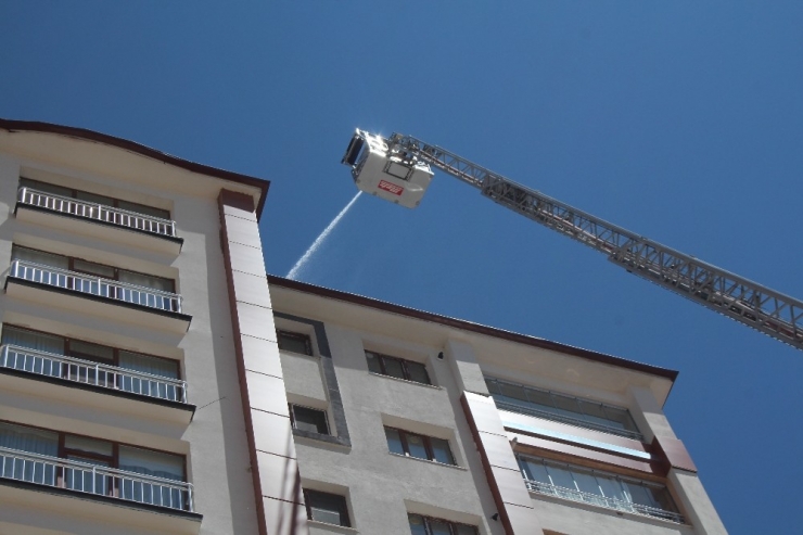 Elazığ’da 12 Katlı Binanın Çatı Katında Yangın