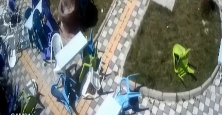 Kütahya’da Şiddetli Rüzgar Ve Hortum Hasara Yol Açtı