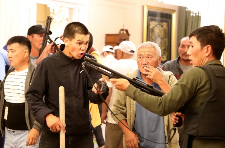 Eski Kırgızistan Cumhurbaşkanı Atambayev, 6 Kişiyi Rehin Tutuyor