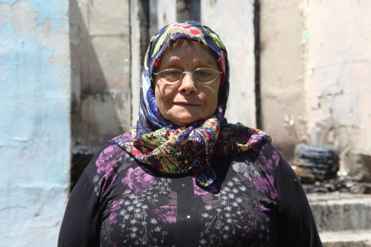 Evi Yanan Yaşlı Kadına Yardım Eli