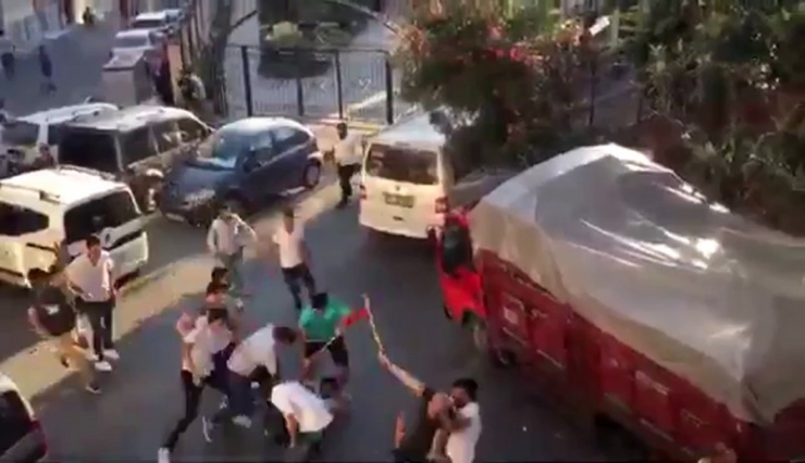 İstanbul’da Mahalleli Park Yeri Yüzünden Sopalarla Birbirine Girdi