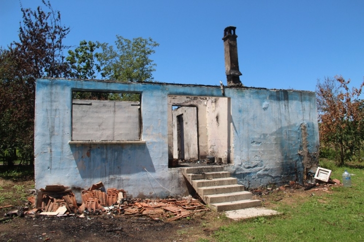 Evi Yanan Yaşlı Kadına Yardım Eli