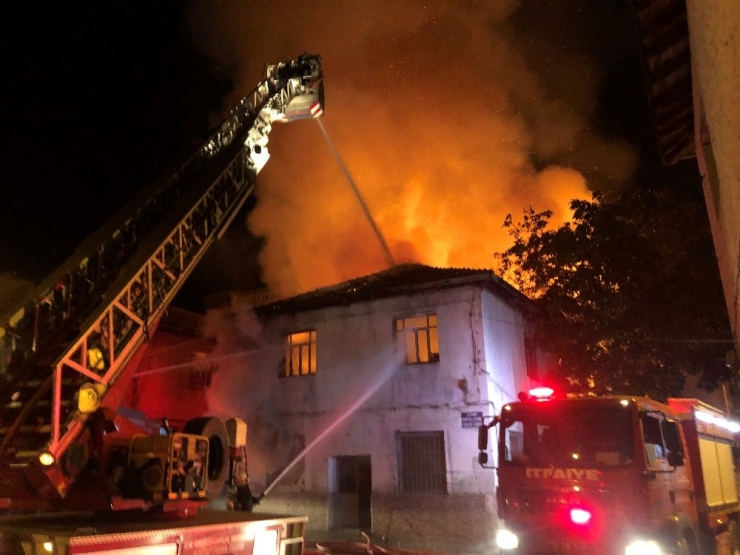 Alevlerin İçerisinde Kalan Güvercini İtfaiyeciler Kurtardı