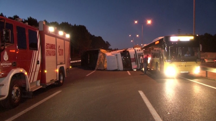 Hafriyat Yüklü Kamyon Devrildi Havalimanı Yolu Trafiğe Kapandı