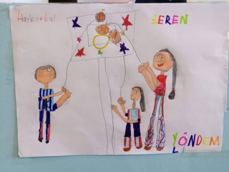 Basketbol Antrenmanı Öncesinde Resim Sergisi Açtılar