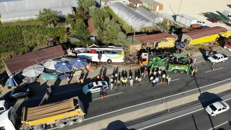 Havalimanına Yolcu Taşıyan Havaist Otobüsü Yoldan Çıkarak Yol Kenarında Meyve Satan Stantlara Çarpıp Devrildi. Olay Yerinde 1 Kişi Hayatını Kaybetti, Yaralılar Var...