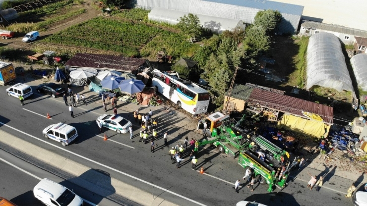 Havalimanına Yolcu Taşıyan Havaist Otobüsü Yoldan Çıkarak Yol Kenarında Meyve Satan Stantlara Çarpıp Devrildi. Olay Yerinde 1 Kişi Hayatını Kaybetti, Yaralılar Var...