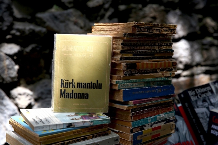 Kadıköy’de İki Ayrı Dünya Bir Arada: Çizgi Ve Sahaf