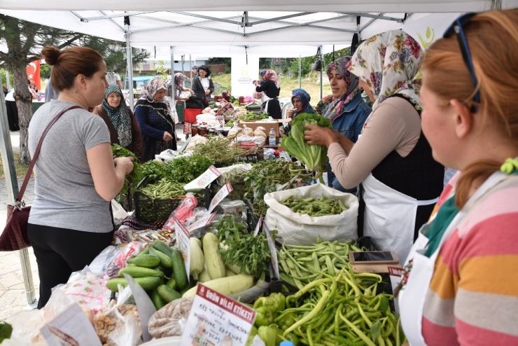 Kadın Üreticiler Arife Günü De Eskişehirlilerin Hizmetinde
