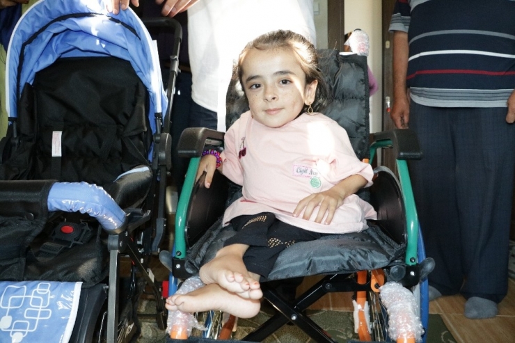 Cam Kemik Hastası Kardeşlerin Yüzü Mavi Kapakla Güldü