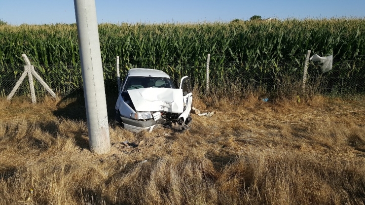 Karaman’da Şarampole İnen Otomobil Elektrik Direğine Çarptı: 1 Yaralı