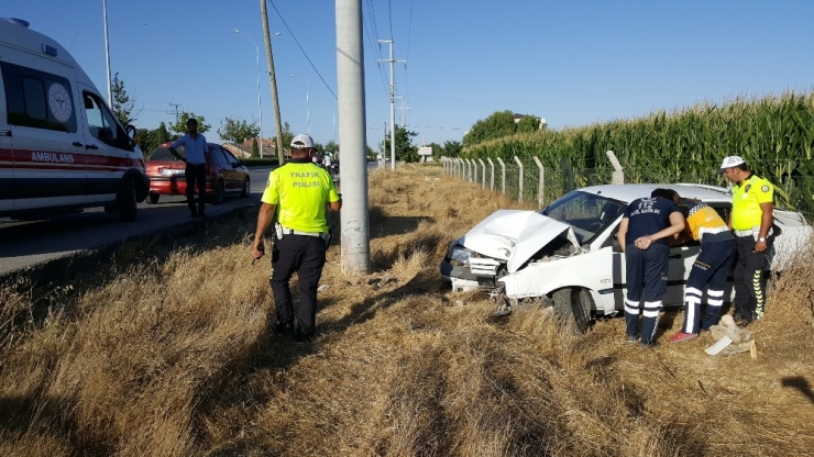 Karaman’da Şarampole İnen Otomobil Elektrik Direğine Çarptı: 1 Yaralı