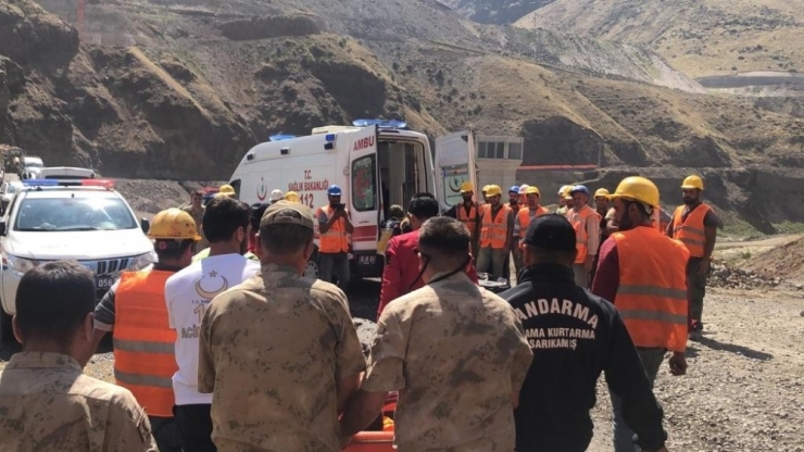 Sarıkamış’ta Ayının Saldırdığı Genç Kayalıktan Düştü