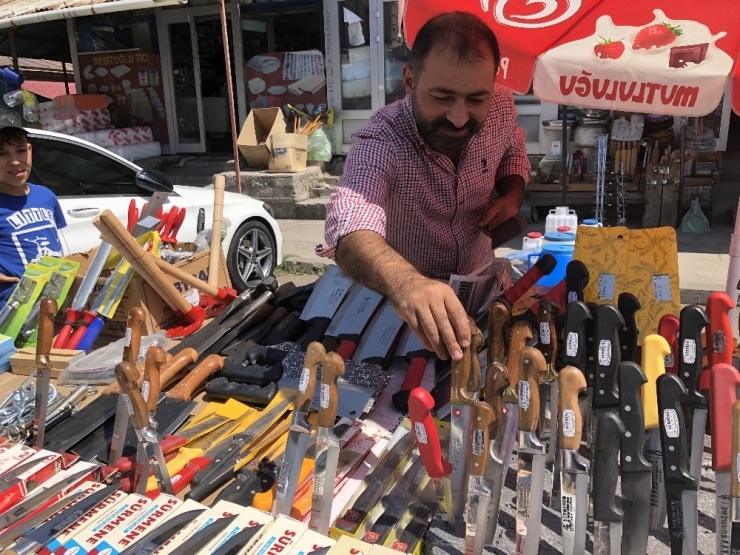 Kars’ta Bıçaklar Tezgahlarda Yerini Aldı