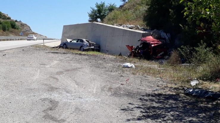 Yol Kenarında Mola Veren Aileye Otomobil Çarptı: 1 Ölü 10 Yaralı