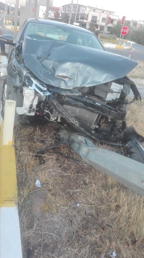 Burhaniye’de İki Otomobil Çarpıştı Sürücüleri Yaralandı