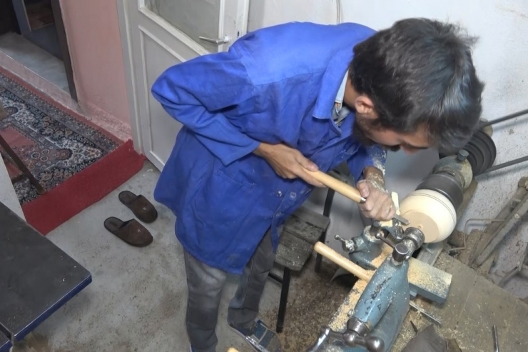 3 Metrekarelik Kileri Atölyeye Dönüştürüp Hediyelik Eşya Yapıyor