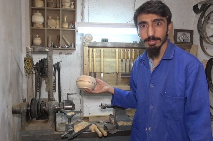 3 Metrekarelik Kileri Atölyeye Dönüştürüp Hediyelik Eşya Yapıyor