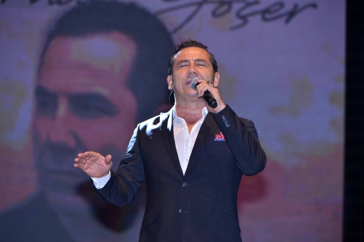 İzmitli Ferhat Göçer Fuar Konserinde Duygusal Anlar Yaşadı