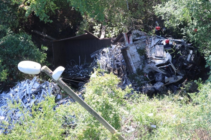 Kocaeli Tem’de Viyadükten Uçan Hurda Yüklü Tır Sürücüsü Öldü