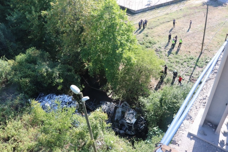 Kocaeli Tem’de Viyadükten Uçan Hurda Yüklü Tır Sürücüsü Öldü