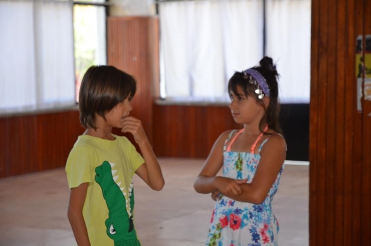 Kuşadası Belediyesi Tiyatro Eğitimini Çocukların Ayağına Götürüyor