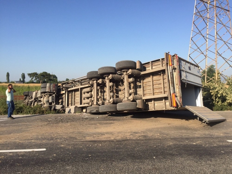 Kontrolden Çıkan Tır Şarampole Devrildi: 1 Yaralı
